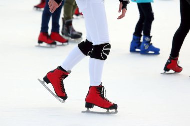 Farklı insanlar aktif olarak buz pateni pistinde kayıyorlar. Hobiler ve boş vakitler. kış sporları