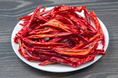 Tabakta kırmızı kurutulmuş acı biber.