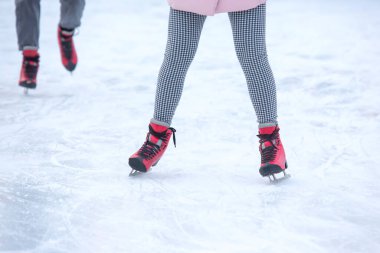 İnsanlar buz pateni pistinde buz pateni yapıyor. Hobiler ve boş vakitler. kış sporları