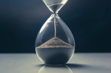 Hafif bir arka planda kum saati. Vakit nakittir. İş çözümleri zamanında.