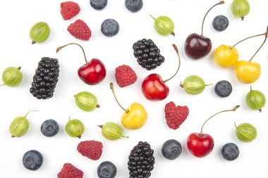 Beyaz arka planda çeşitli taze meyveler. Sağlıklı meyve vitamini. sağlıklı sebze kahvaltısı