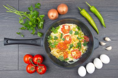 Pişirmeden önce tavada kızartıp pişirmek için çiğ sebze.