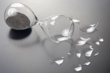 Kırık kum saati. Zaman kaybı. Fırsat bitti. Saatleri ölçmeyi bırak. Cam kırıkları. Parçalanmış umut.