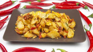 Kırmızı biberli bir tabakta kızarmış patates.