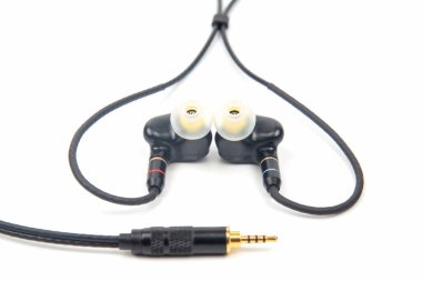 Hi-Fi müzik çalar için kulaklık. Müzik severler ve müzik severler için ses ve modern ekipman