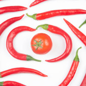 Vörös csípős chili paprika és paradicsom a fehér háttér felett. Növényi vitaminok