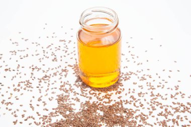 Beyaz arka planda keten tohumu ve yağ. Vitaminler ve sağlıklı yiyecekler