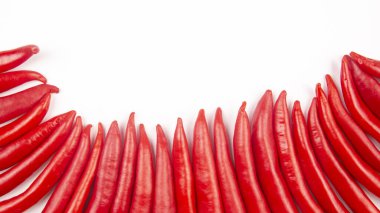 Beyaz arka planda kırmızı kırmızı kırmızı biber. Yemek figürleri. Vitamin sebze yiyeceği.