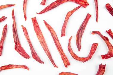 Beyaz arka planda kırmızı kurutulmuş acı biber.