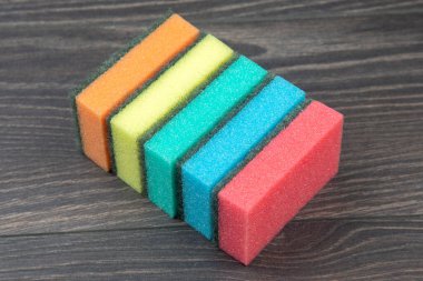 Bulaşık yıkamak için renkli bez. Temizlik ve temizlik