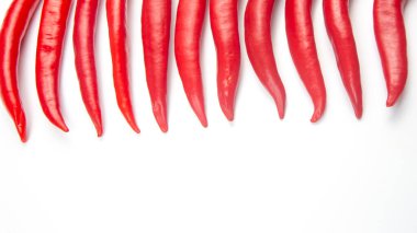 Beyaz arka planda kırmızı kırmızı kırmızı biber. Yemek figürleri. Vitamin sebze yiyeceği.