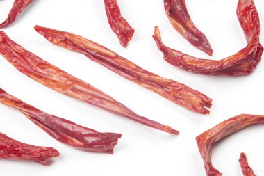 Beyaz arka planda kırmızı kurutulmuş acı biber.