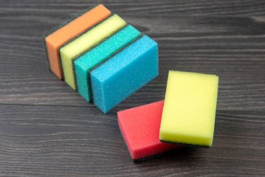 Bulaşık yıkamak için renkli bez. temizlik ve temizlik çizgileri