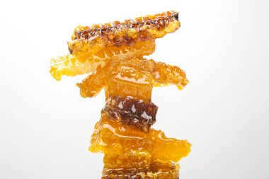 Beyaz arka planda balmumu parçaları