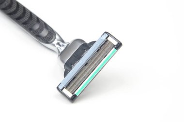 Beyaz arka planda jilet kaseti. Yüz traş makinesi. Sakal bıçağı. tükürük