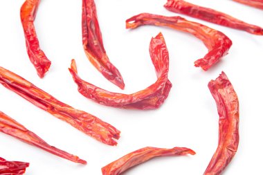 Beyaz arka planda kırmızı kurutulmuş acı biber.