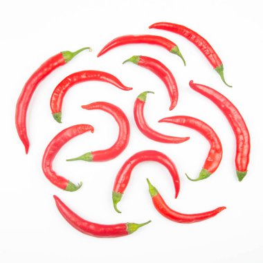 Beyaz arka planda kırmızı kırmızı kırmızı biber. Yemek figürleri. Vitamin sebze yiyeceği.