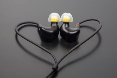 Hi-Fi müzik çalar için kulaklık. Müzik severler ve müzik severler için ses ve modern ekipman