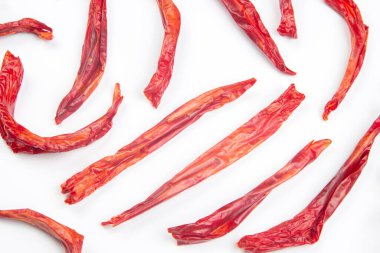 Beyaz arka planda kırmızı kurutulmuş acı biber.