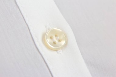 Gömlek yakına dikmek için düğme