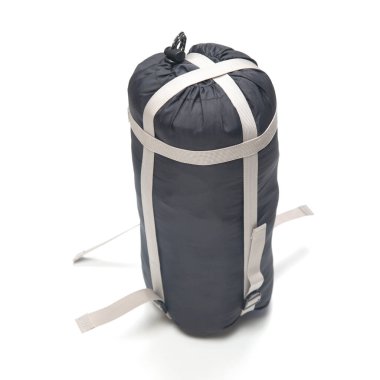 Beyaz arka planda katlanmış uyku tulumu. Turizm ve kamp malzemeleri