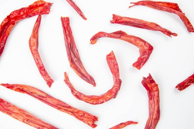 Beyaz arka planda kırmızı kurutulmuş acı biber.