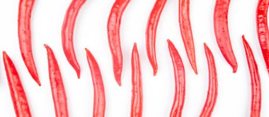 Beyaz arka planda kırmızı kırmızı kırmızı biber. Yemek figürleri. Vitamin sebze yiyeceği.