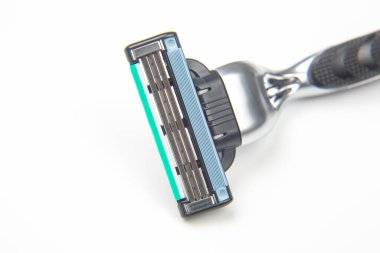 Beyaz arka planda jilet kaseti. Yüz traş makinesi. Sakal bıçağı. tükürük