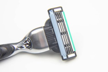 Beyaz arka planda jilet kaseti. Yüz traş makinesi. Sakal bıçağı. tükürük