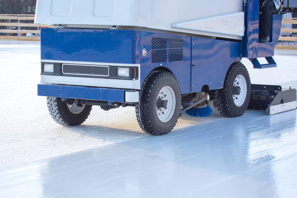 специальная машина для очистки льда на катке на работе. Транспортная отрасльr