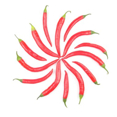 Beyaz arka planda kırmızı kırmızı kırmızı biber. Yemek figürleri. Sebze vitamini.