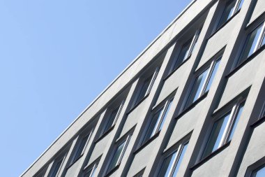 Gökyüzüne karşı apartman cephesi