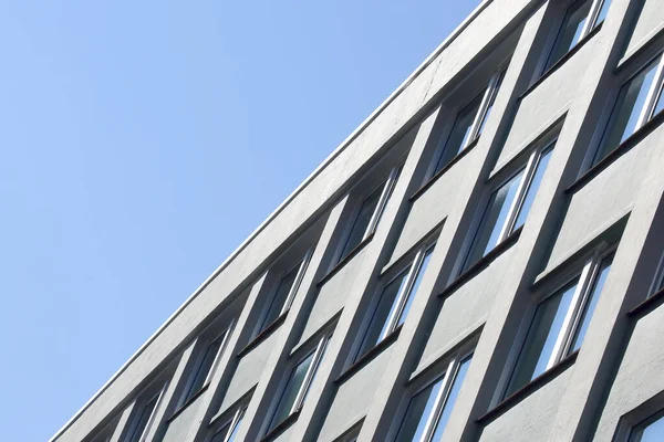 Gökyüzüne karşı apartman cephesi