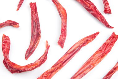 Beyaz arka planda kırmızı kurutulmuş acı biber.