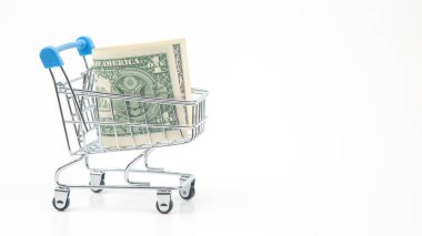 Süpermarket sepetinde dolar. Yiyecek ve malzeme almak için. Satılık iş. Satın almaları kaydet