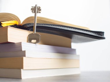 Hayatın anahtar ve açık ders kitabı. Kitap, bilginin ve bilgeliğin anahtarıdır..