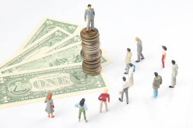 Minyatür insanlar. İş adamı dolar parasına yakın duruyor. İş için yatırımlar ve kazançlar