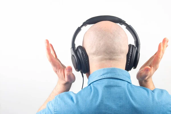 Porträt Eines Mannes Blauem Hemd Mit Kopfhörern Der Entspannt Musik — Stockfoto