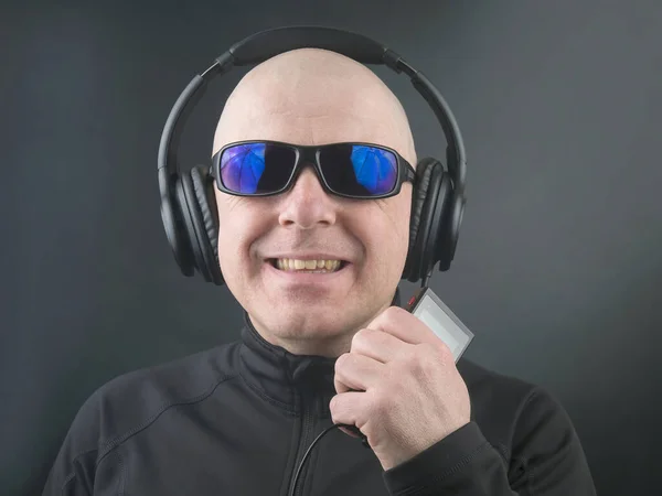 Hombre Sonriente Con Auriculares Reproductor Portátil Digital Mano Relaja Mientras — Foto de Stock