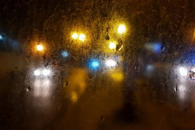 Bulanık araba farları sisli camlarda