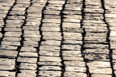 Güneş ışığında asfalt kapanıyor. sokak taşının arkaplan dokusu