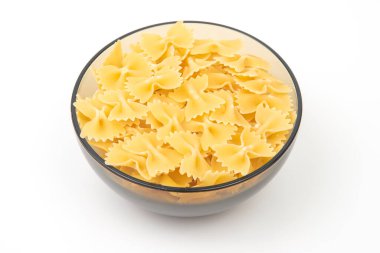 Beyaz tabakta İtalyan makarnası. Un ürünleri ve yemek pişirmede