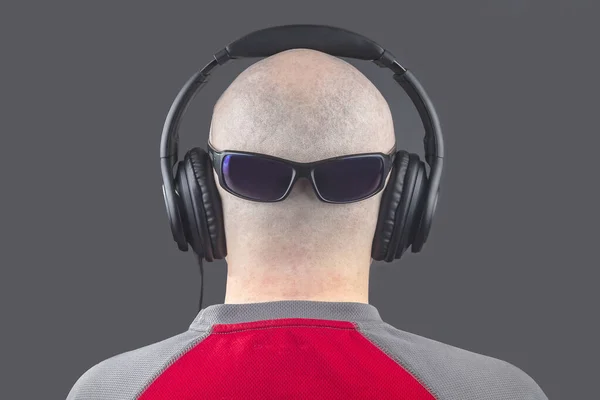 Nagi Mężczyzna Słuchający Muzyki Słuchawkami Okularami Przeciwsłonecznymi Plecach — Zdjęcie stockowe
