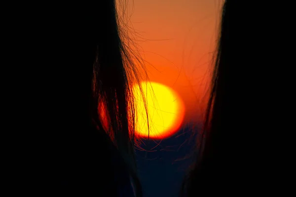 Женские Волосы Против Заходящего Солнца — стоковое фото
