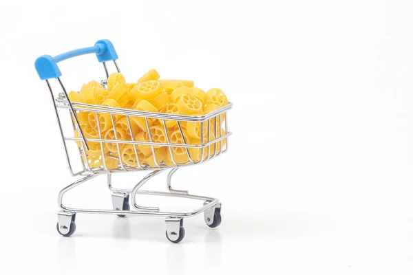 Pasta Italiana Una Cesta Comestibles Del Mercado Sobre Fondo Blanco —  Fotos de Stock