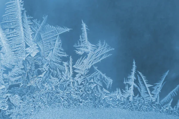 玻璃窗上结霜的图案 自然的结构和背景 冰上的冰纹 免版税图库照片