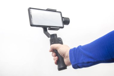 Beyaz arkaplanda dengeleyicisi olan akıllı telefon