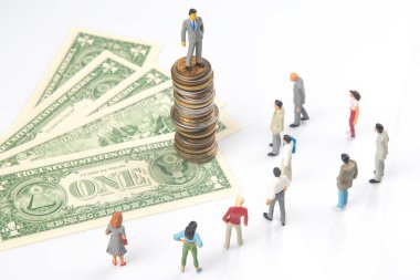Minyatür insanlar. Farklı insanlar dolar parasının yanında duruyor. İş için yatırımlar ve kazançlar