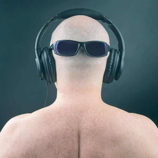 Back Naked Man Listening Music Headphones Sunglasses Back His Head — Stock Photo, Image