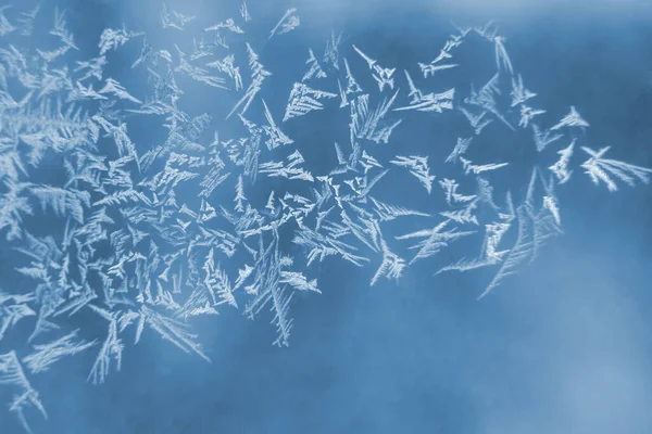 窓ガラスの上の凍てつくような模様が 自然なテクスチャと背景 凍った氷のパターン ストックフォト